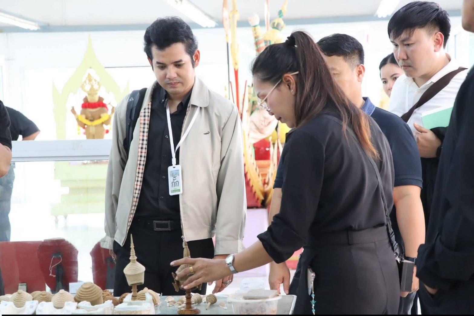 title - นางสาวสิริมา แจ้งกระจ่าง ผู้อำนวยการศูนย์ส่งเสริมและพัฒนาอาชีพเสริมนอกภาคการเกษตร ให้การต้อนรับบุคลากรในโครงการฝึกอบรมเชิงปฏิบัติการ หลักสูตรนักบริหารการชลประทานระดับต้น รุ่นที่ 30 ณ ศูนย์ส่งเสริมและพัฒนาอาชีพเสริมนอกภาคการเกษตร (ศูนย์ศิลปาชีพ บางไทรฯ (เดิม))